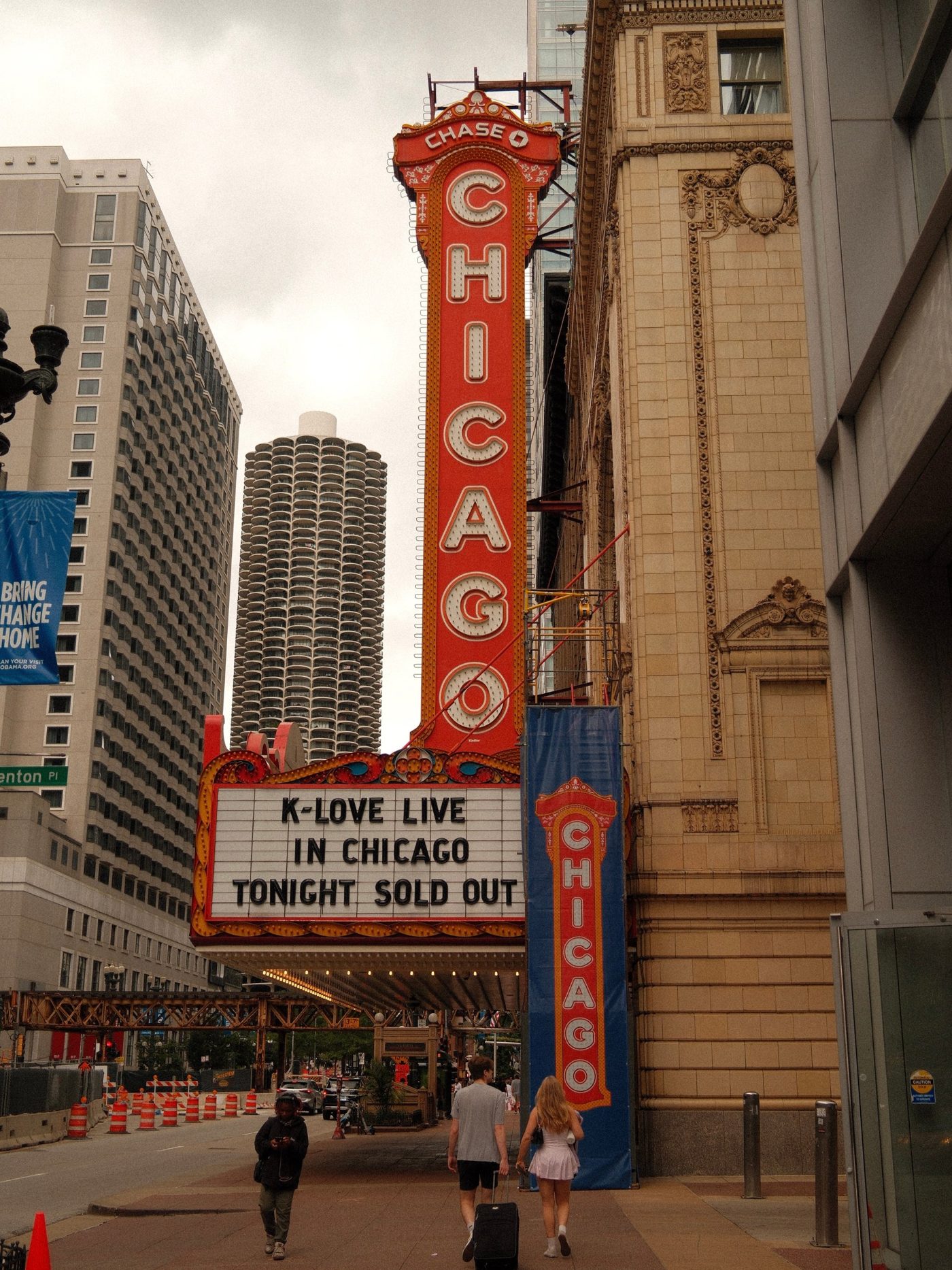 The Chicago Theatre sign