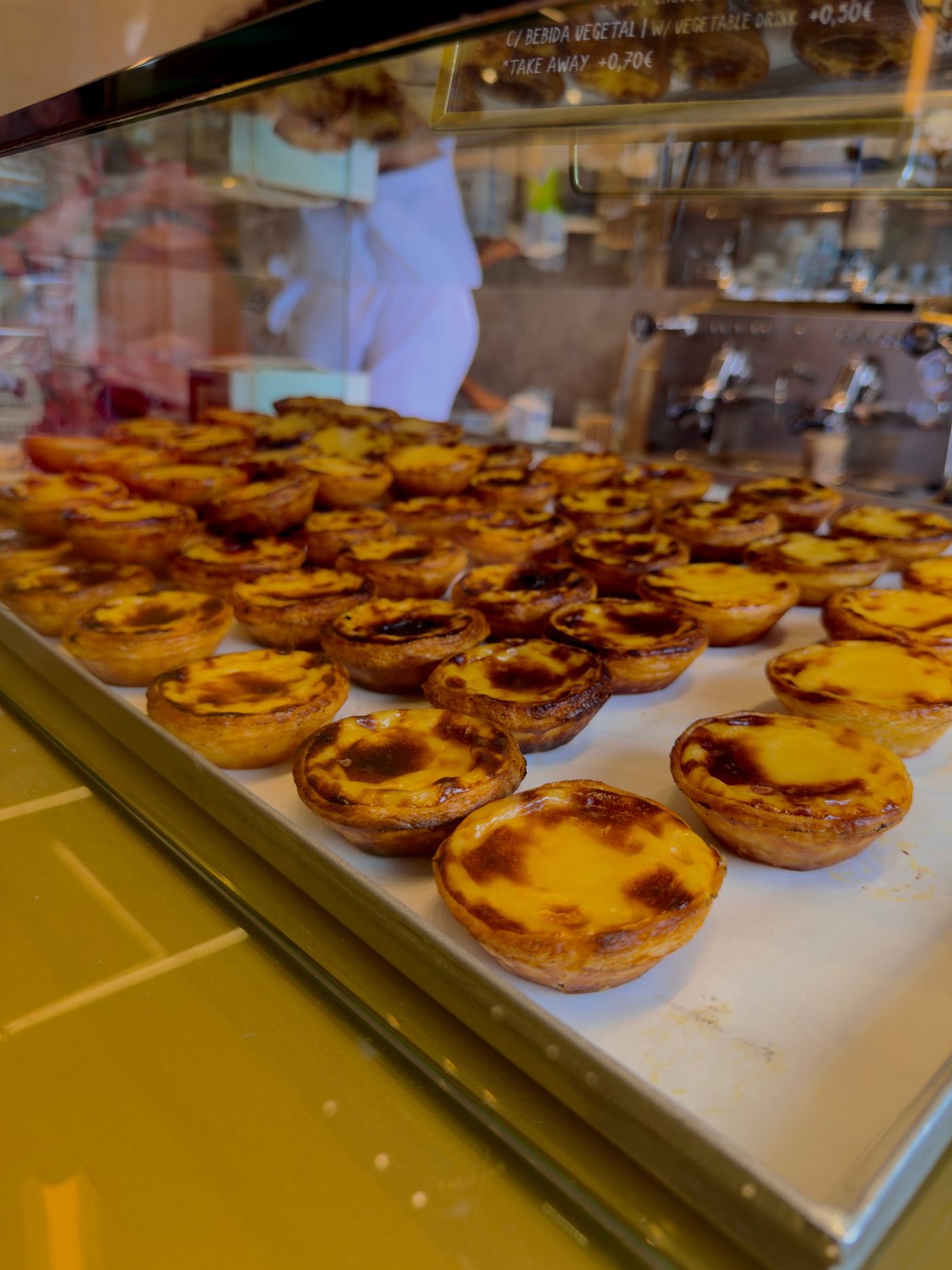 Pastéis de nata in a bakery case